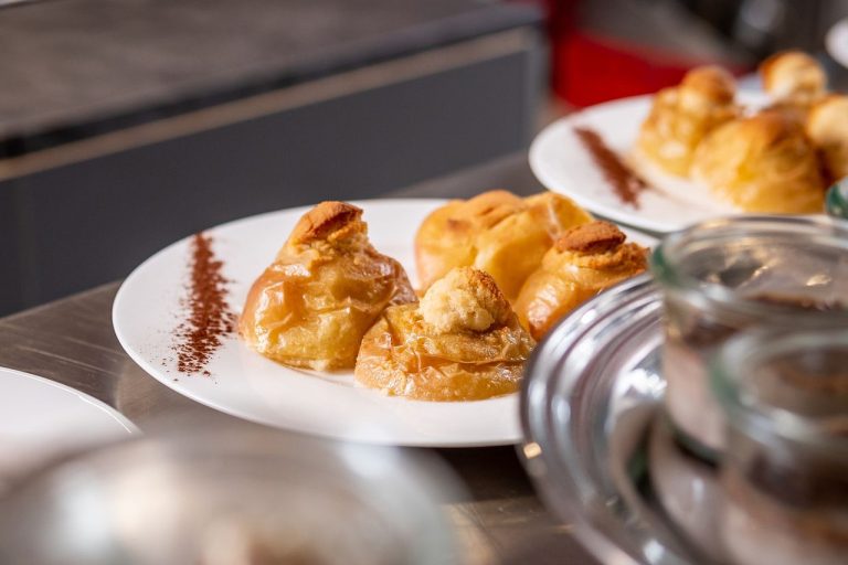 Dessert auf einem weißen Teller.