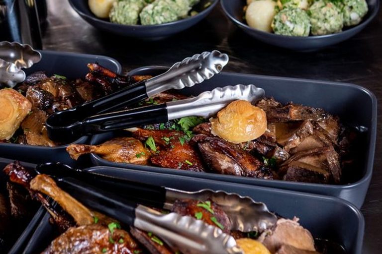 Entenkeulen in anthrazitfarbenen Servierschüsseln