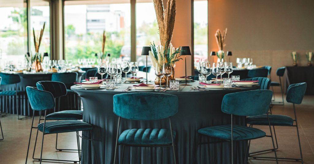 Elegenate Tischgruppe im LAKESIDE Zwenkau. Unser Team unterstützt Sie umfassend bei der Eventplanung.