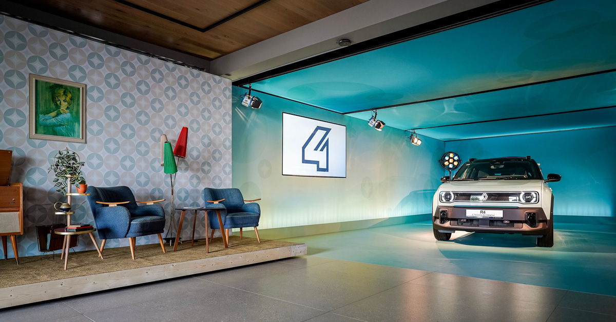 Setting bei der Renault R4 Händler-Einführung LAKESIDE: rechts ein neuer Renault R4, links eine Sitzgruppe im Stil der 70-er Jahre auf einem Podest.