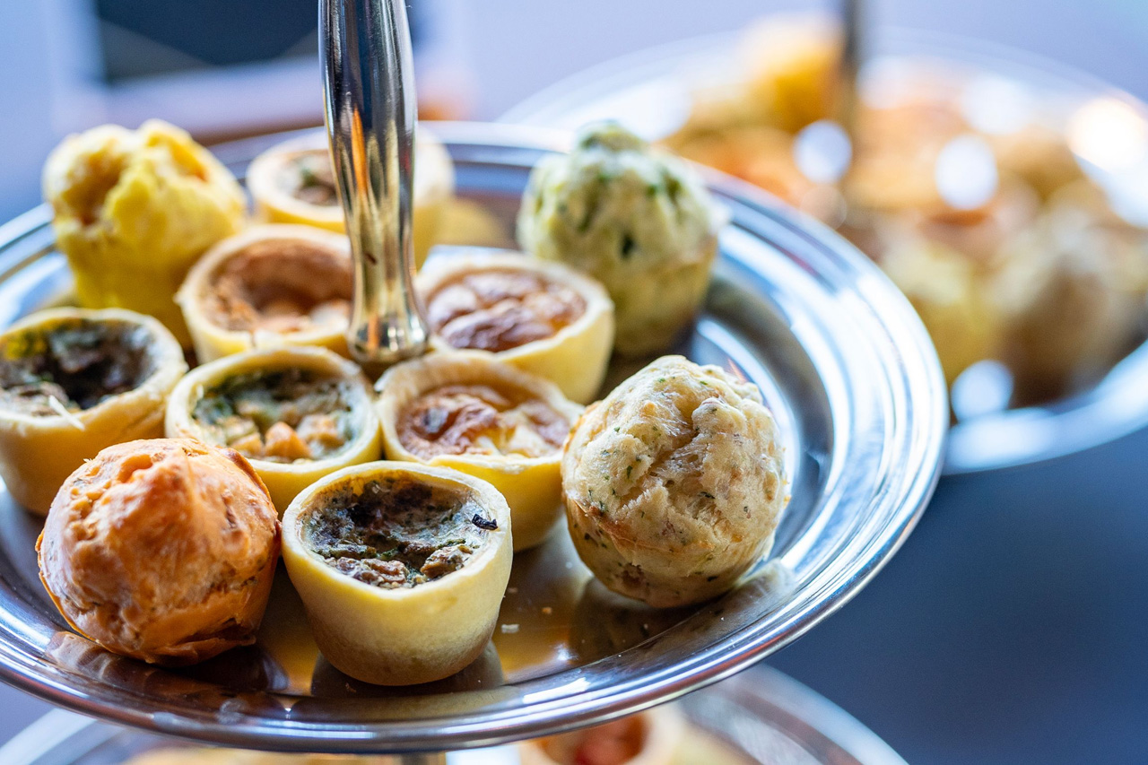 Canapées auf einer silbernen Etagere